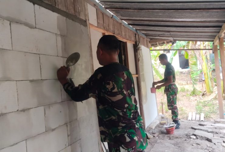 Semangat Satgas TMMD Ke-130, RTLH Milik Bu Lamini Capai Tahap Plester Dinding