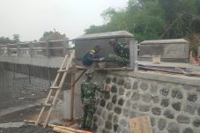 Finishing Pembangunan Jembatan TMMD ke-130 Kodim Ngawi, Satgas Gandeng Warga Ahli Bangunan