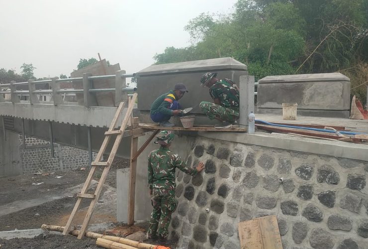 Finishing Pembangunan Jembatan TMMD ke-130 Kodim Ngawi, Satgas Gandeng Warga Ahli Bangunan