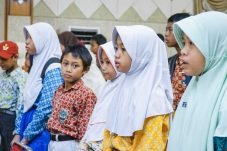 Pemkab Gresik Bersama Baznas Salurkan Bantuan Pendidikan dan Pemberdayaan
