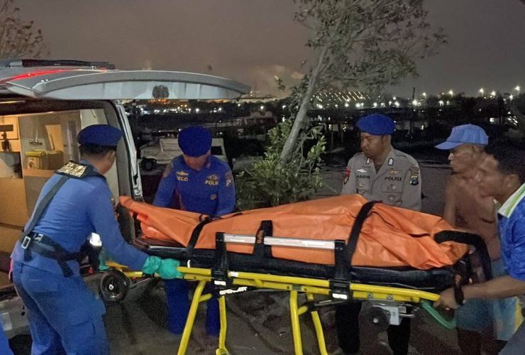 Dievakuasi Satpolairud Polres Gresik Alga Ditemukan Tewas Mengambang di Perairan Mengare