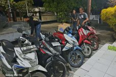 Pakai “Jebakan Batman” Polisi Gresik Tangkap Pelaku Pencurian Belasan Motor
