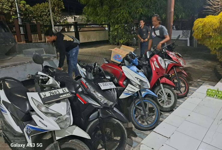 Pakai “Jebakan Batman” Polisi Gresik Tangkap Pelaku Pencurian Belasan Motor