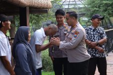 Setelah Dikabari Pak Purnomo Lamongan Kapolres Gresik Antar Wahyu Kembali ke Keluarganya