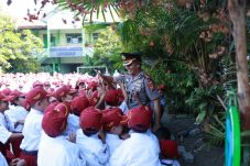 Kapolres Gresik Ajak Guru dan Siswa SD Negeri 6 Pilih Konten Bermanfaat