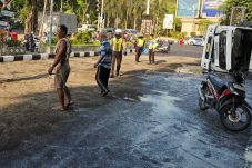 Truk Muatan Bahan Baku Sabun Terguling Depan Masjid Agung Gresik