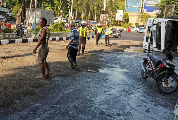 Truk Muatan Bahan Baku Sabun Terguling Depan Masjid Agung Gresik