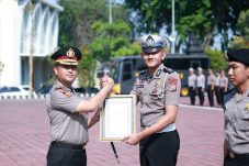 Selamatkan Korban Pengeroyokan Polisi Gresik Terima Penghargaan