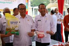 Warga Gresik Berburu Sembako Murah di Gerakan Pangan Murah