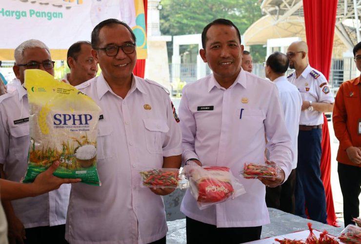 Warga Gresik Berburu Sembako Murah di Gerakan Pangan Murah