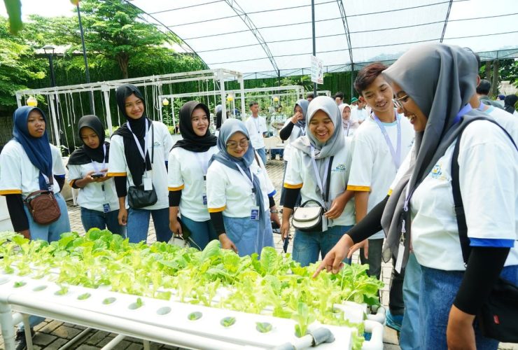 Melalui Harvestion Petrokimia Gresik Ubah Lahan Sekolah jadi Laboratorium Pembelajaran Nyata