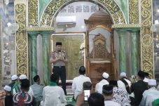 Kapolres Gresik Gelar Safari Jumat dan Rembuk Desa di Tebaloan