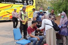 Satlantas Polres Gresik Rampcheck Bus Pariwisata Pastikan Sopir Sehat Bebas Narkoba