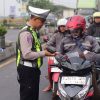 Satlantas Polres Gresik Bagikan Cokelat Saat Operasi Patuh Semeru 2026