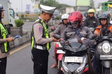 Satlantas Polres Gresik Bagikan Cokelat Saat Operasi Patuh Semeru 2026