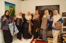 Ning Lia Terpikat Batik Alami Khas Lamongan