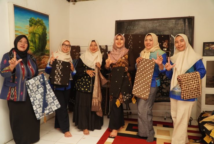 Ning Lia Terpikat Batik Alami Khas Lamongan